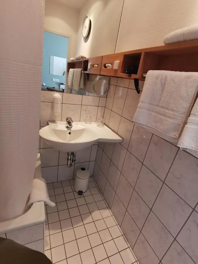 Max Hotel Duesseldorf Self-Check-In 3*, Dusseldorf