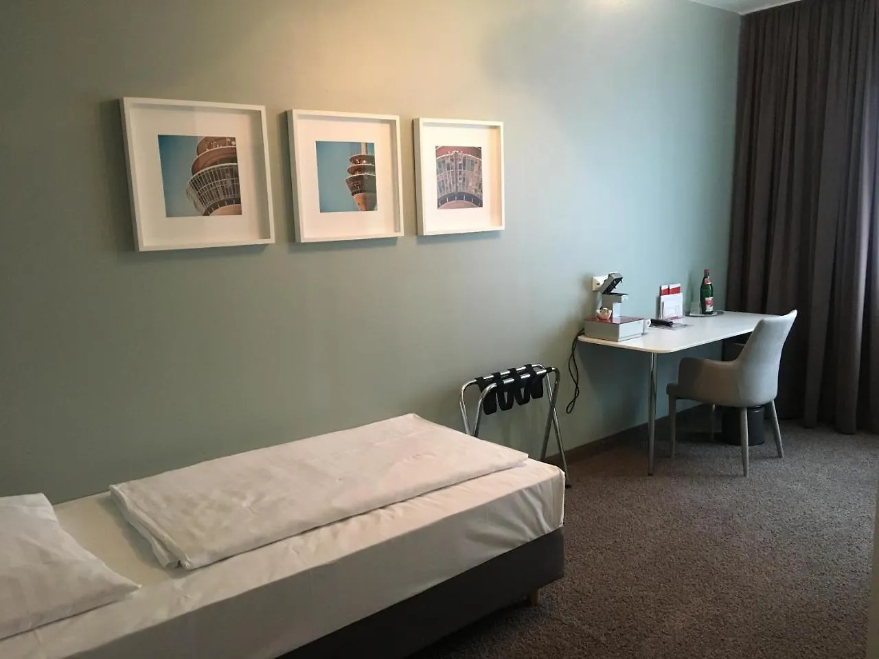 ***  Max Hotel Duesseldorf Self-Check-In Almanya
